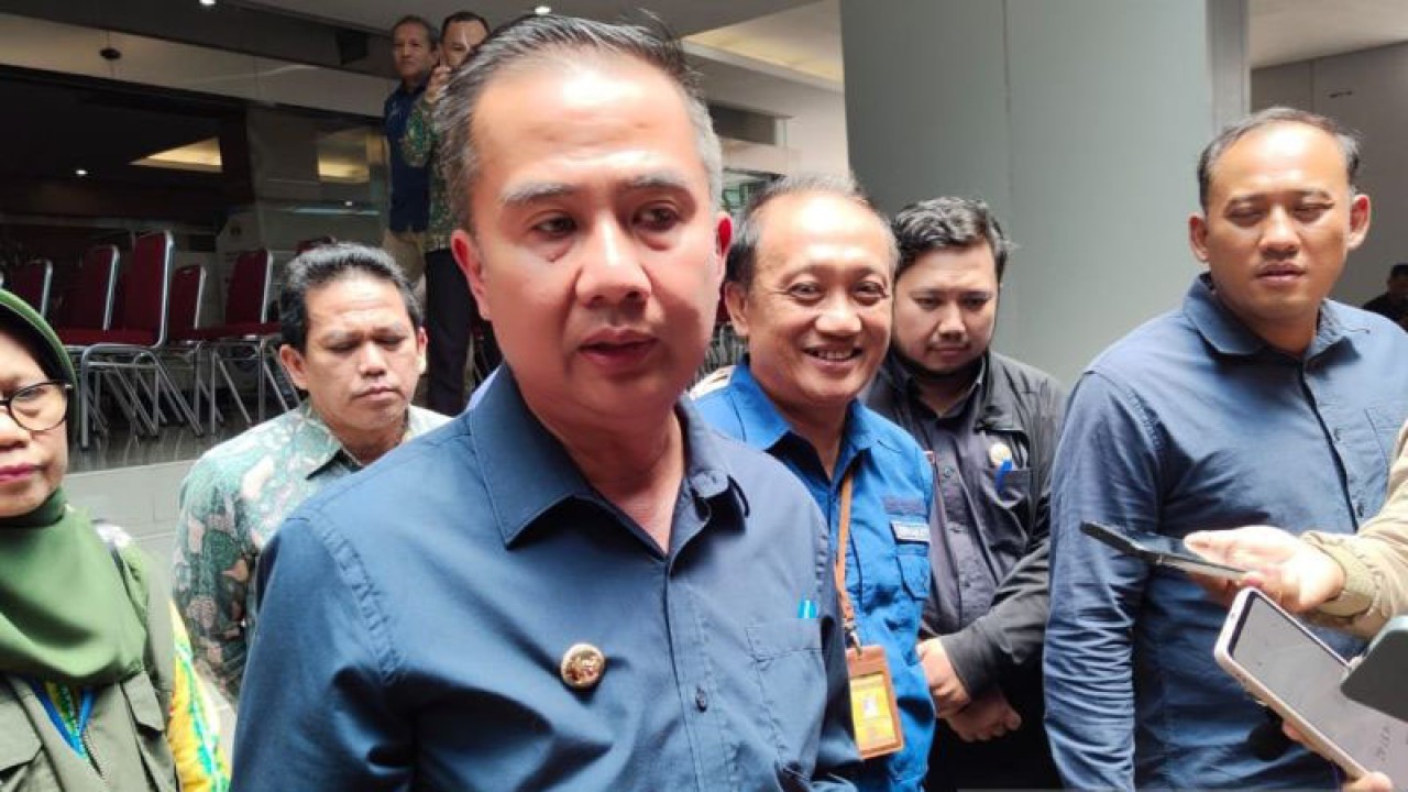 Penjabat Gubernur Jawa Barat Bey Triadi Machmudin memberikan keterangan di Poltekkes Kemenkes, Bandung, Jawa Barat, Selasa (21/11/2023). (ANTARA/Ricky Prayoga)