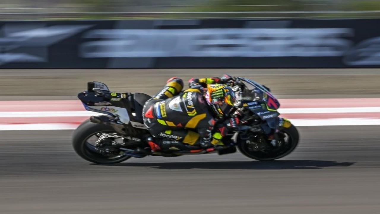 Pembalap Mooney VR46 Racing Team Marco Bezzecchi memacu motornya saat sprint race MotoGP Mandalika 2023 di Pertamina Mandalika International Street Circuit, Lombok Tengah, NTB, Sabtu (14/10/2023). ANTARA FOTO/Ahmad Subaidi/hp. (ANTARA FOTO/AHMAD SUBAIDI)