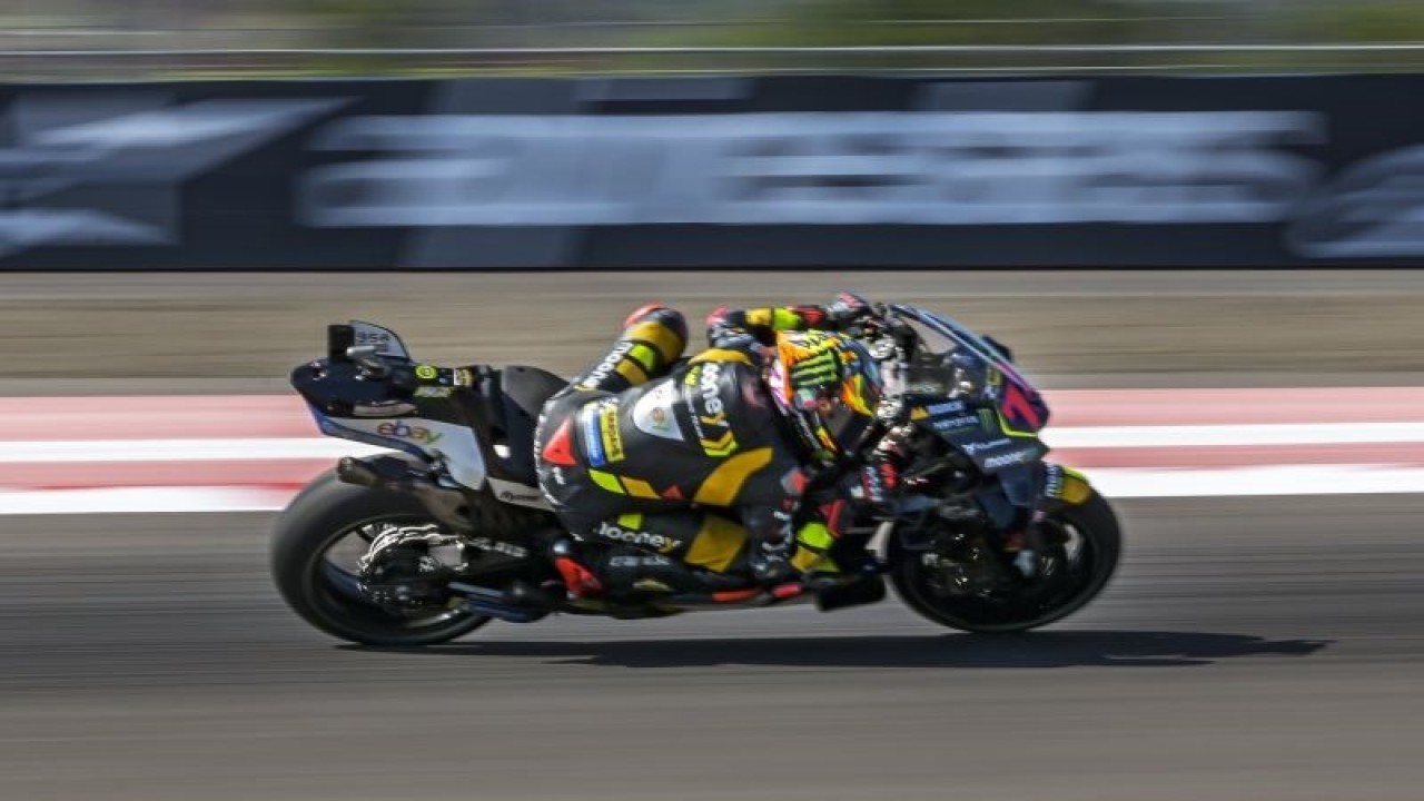Arsip - Pembalap Mooney VR46 Racing Team Marco Bezzecchi memacu motornya saat sprint race MotoGP Mandalika 2023 di Pertamina Mandalika International Street Circuit, Lombok Tengah, NTB, Sabtu (14/10/2023). ANTARA FOTO/Ahmad Subaidi/hp. (ANTARA FOTO/AHMAD SUBAIDI)