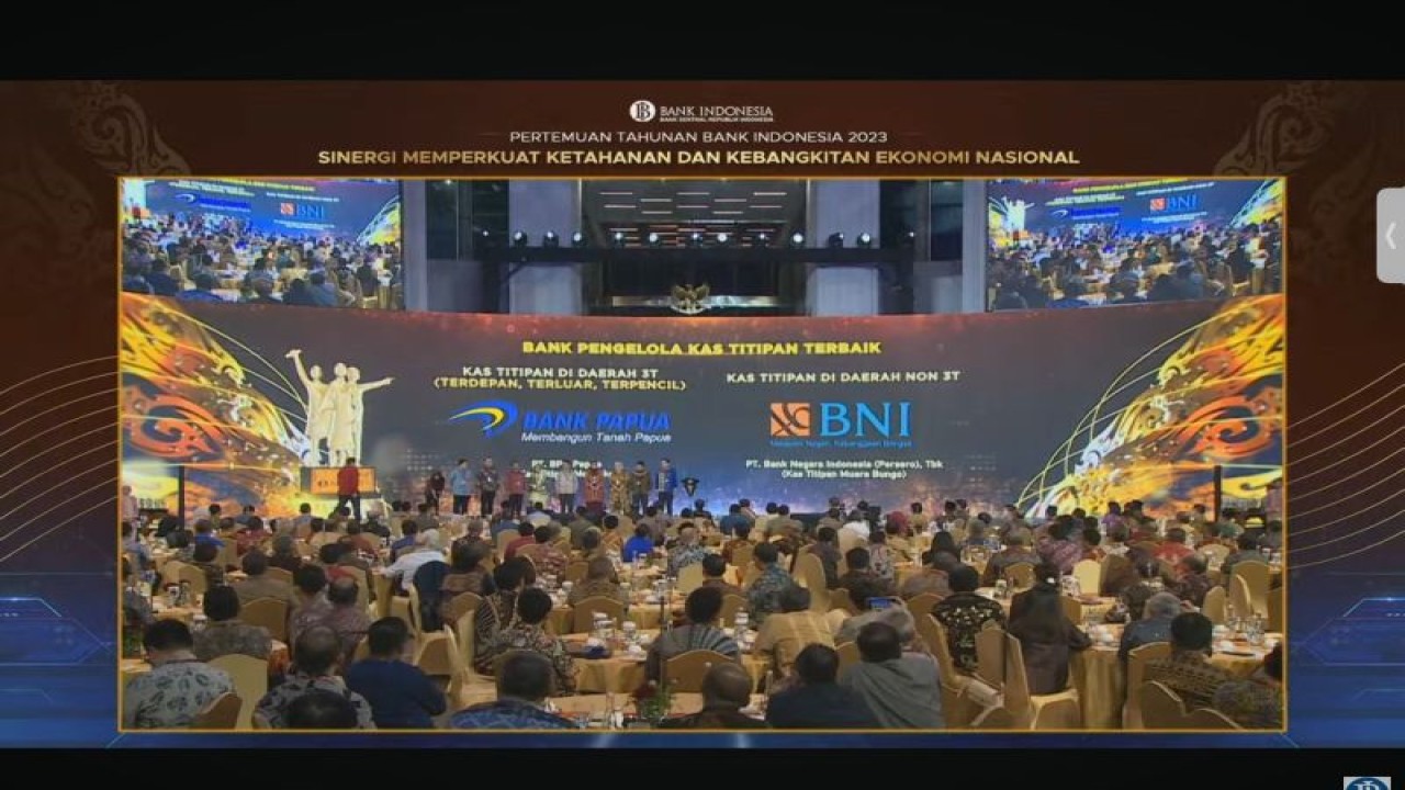 Bank Indonesia saat menyerahkan penghargaan kepada Bank Papua Cabang Merauke di Jakarta, Rabu (29/) (ANTARA/HO- HUMAS Bank Indonesia)