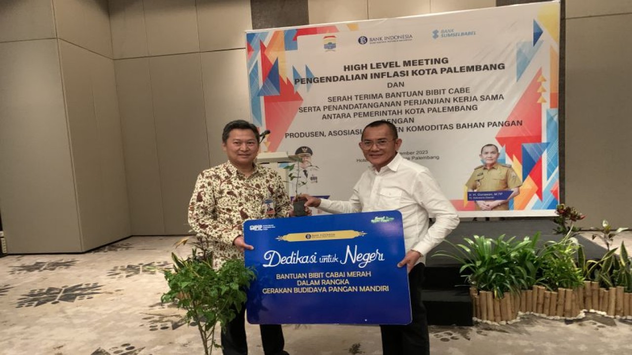 Penjabat Sekretaris Daerah (Sekda) Kota Palembang Gunawan saat menerima bantuan 12.000 bibit cabai secara simbolis, di Kota Palembang, Senin (27/11/2023). (ANTARA/Ahmad Rafli Baiduri)