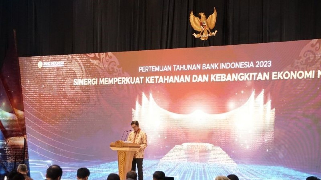 Deputi Kepala Perwakilan BI Provinsi Kepri Adidoyo Prakoso saat memberikan sambutan dalam acara Pertemuan Tahunan Bank Indonesia 2023 di Batam, (29/11/23) malam. (ANTARA/Jessica).