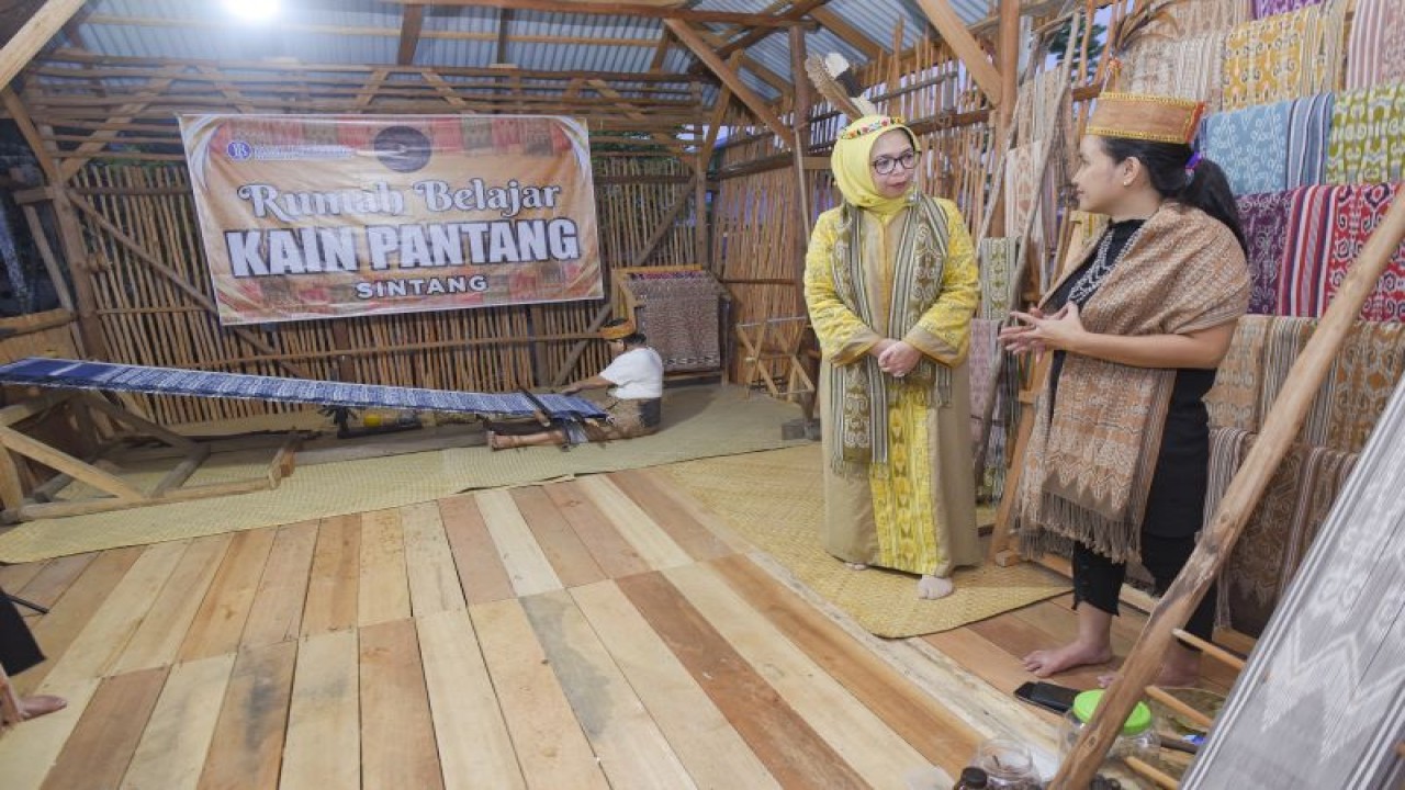 Kepala BI Kalbar saat berkunjung ke Rumah Belajar Kain Pantang Sintang, Kalbar. ANTARA/Al