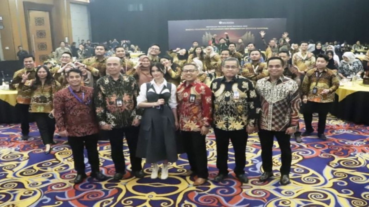Deputi BI Kaltim Hendik Sudaryanto bersama tamu dan undangan foto bersama saat Pertemuan Tahunan Bank Indonesia Kaltim 2023 di Samarinda, Rabu malam (29/11) (Antara/ HO Diskominfo Kaltim)