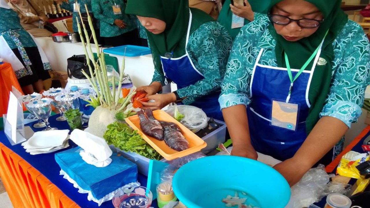 Kader PKK saat mengolah ikan air tawar menjadi olahan makanan sehat dan bergizi pada kegiatan Lomba Marisi Jambore PKK di Kota Palu, Sulteng, Selasa (7/11/2023). (ANTARA/Nur Amalia Amir).