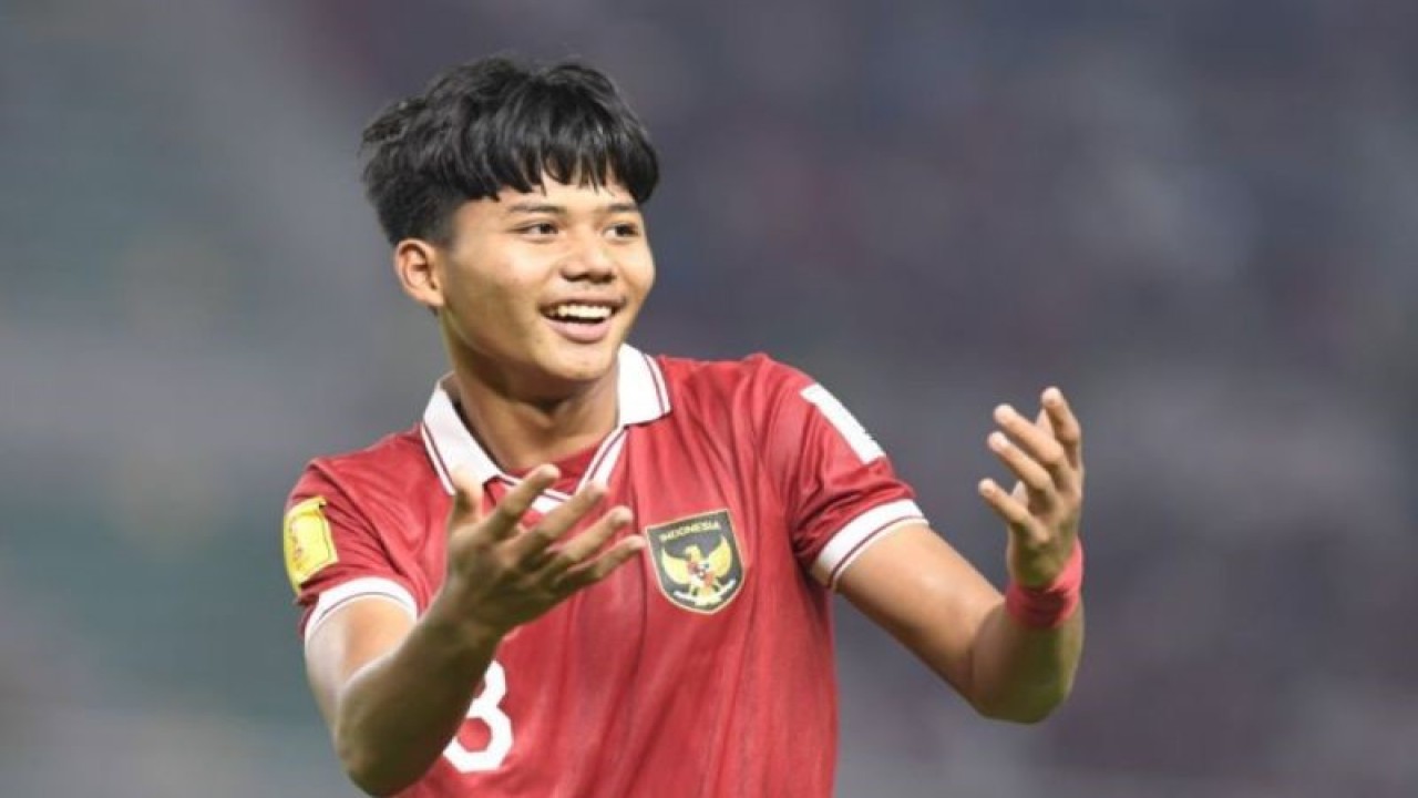 Pesepak bola Timnas Indonesia Arkhan Kaka Putra Purwanto meluapkan kegembiraannya usai mencetak gol ke gawang Timnas Panama pada pertandingan penyisihan Grup A Piala Dunia U-17 2023 di Stadion Gelora Bung Tomo (GBT), Surabaya, Jawa Timur, Senin (13/11/2023). (ANTARA FOTO/Ari Bowo Sucipto/aww.)