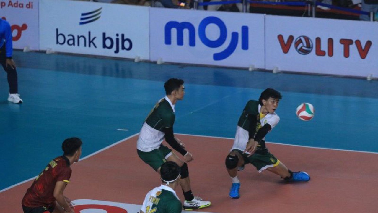 Outside Hitter BIN Pasundan Farhan Halim menghentikan serangan dari TNI AU dalam lanjutan Livoli Divisi Utama yang berlangsung di Indoor Stadium Indomilk Sport Center, Legok, Kabupaten Tangerang, Kamis (10/11/2023). (ANTARA/HO-PP PBVSI)