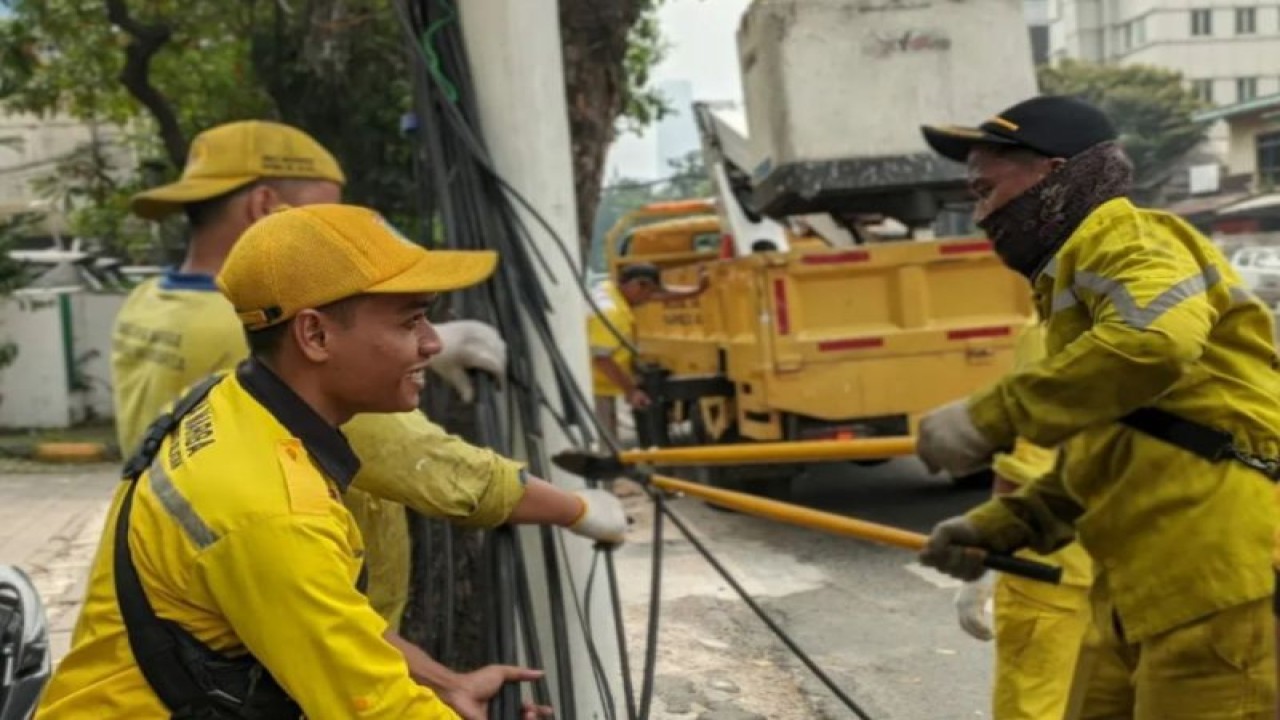 Arsip Foto - Personel Suku Dinas Bina Marga Jakarta Selatan tengah menertibkan kabel udara sepanjang lima kilometer di Jalan Tuti Alawiyah, Mampang Prapatan, Jakarta, Senin (8/5/2023). (ANTARA/HO-Kominfotik Jakarta Selatan)