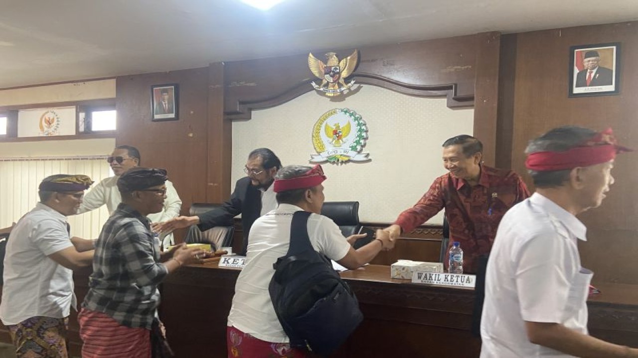 Ketua BK DPD RI Leonardy Harmainy Dt Bandari Basa (tengah) bersama wakil ketua dan anggota usai verifikasi aduan masyarakat Desa Bugbug, Karangasem, Bali, terhadap Arya Wedakarna di Denpasar, Kamis (16/11/2023). ANTARA/Ni Putu Putri Muliantari