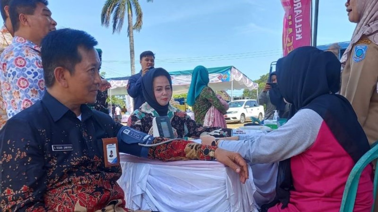 Deputi Bidang Advokasi, Penggerakan dan Informasi BKKBN Sukaryo Teguh Santoso saat memeriksakan kesehatan pada layanan KB pada pencanangan Bakti Sosial Bangga Kencana Kesehatan 2023 di Pangkalpinang, Selasa (14/11/2023). (ANTARA/ HO-Aprionis)