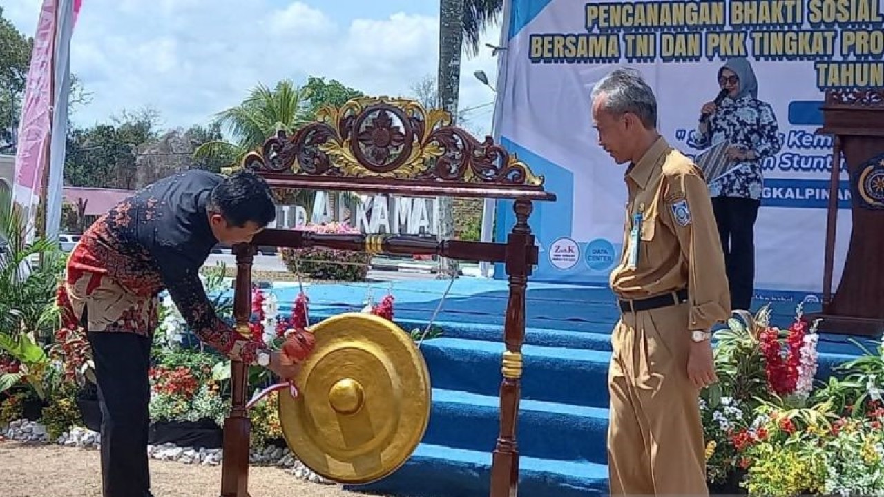 Deputi Bidang Advokasi, Penggerakan dan Informasi BKKBN Sukaryo Teguh Santoso memukul gong membuka pencanangan Bakti Sosial Bangga Kencana Kesehatan 2023 di Pangkalpinang, Selasa (14/11/2023). (ANTARA/ HO-Aprionis)