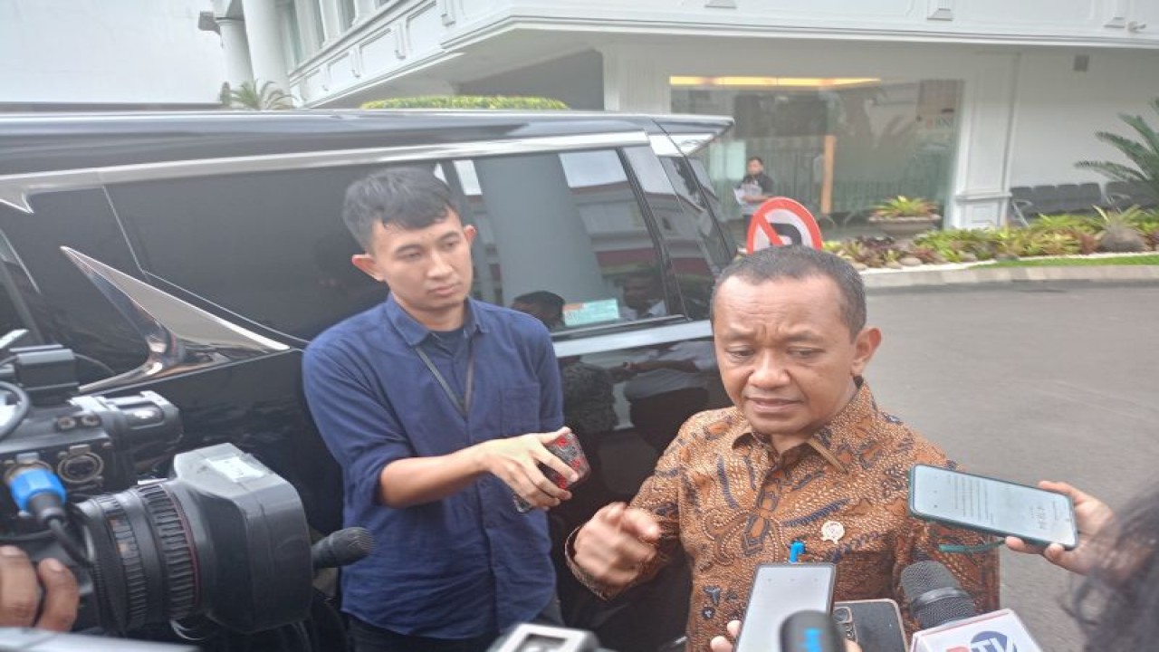 Menteri Investasi/Kepala Badan Koordinasi Penanaman Modal (BKPM) Bahlil Lahadalia saat menyampaikan keterangan kepada wartawan di Istana Kepresidenan Jakarta, Senin (27/11/2023). Bahlil memastikan investasi di Indonesia tetap tumbuh di tengah aksi boikot produk terafiliasi Israel. (ANTARA/Rangga Pandu Asmara Jingga)