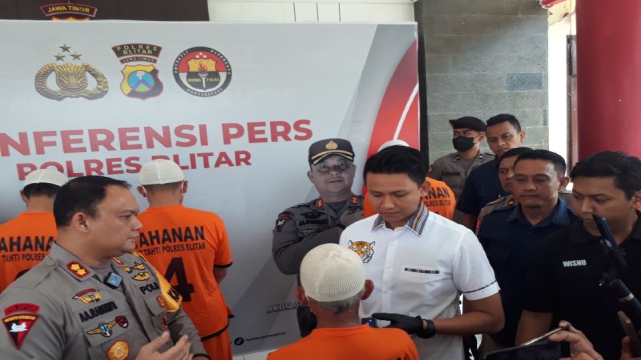 Polres Blitar saat gelar perkara kasus pembunuhan seorang kakek kepada istrinya di Kabupaten Blitar, Jawa Timur, Rabu (8/11/2023). ANTARA/ Asmaul.
