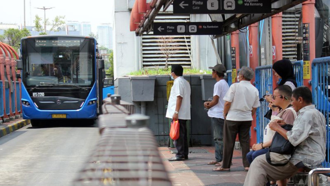 Sejumlah warga bersiap menaiki bus TransJakarta di terminal Blok M, Jakarta, Selasa (14/11/2023). Pengelola Terminal Blok M dan PT MRT Jakarta berencana melakukan revitalisasi terminal tersebut agar menjadi kawasan transit (transit oriented development/TOD) mulai tahun 2024. ANTARA FOTO/Lifia Mawaddah Putri /YU