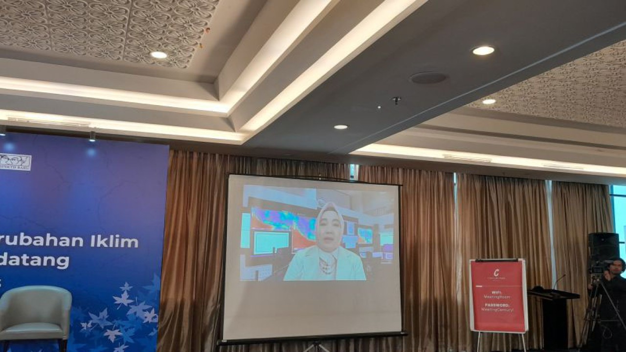 Kepala BMKG Dwikorita Karnawati saat hadir secara daring pada seminar nasional dengan tema "Perspektif Daerah: Rekomendasi Penanganan Perubahan Iklim untuk Pemerintah Mendatang" yang diselenggarakan di Jakarta pada Rabu (15/11/2023). (ANTARA/Lintang Budiyanti Prameswari)