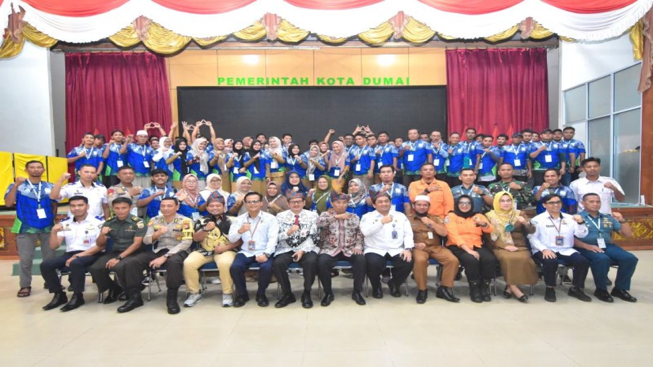 Kegiatan Sekolah Lapang Cuaca Nelayan (SLCN) yang diselenggarakan Stasiun Meteorologi Sultan Syarif Kasim II Pekanbaru di Balai Sri Bunga Tanjung Kota Dumai, Riau, Senin (27/11/2023). (ANTARA/HO-BMKG)