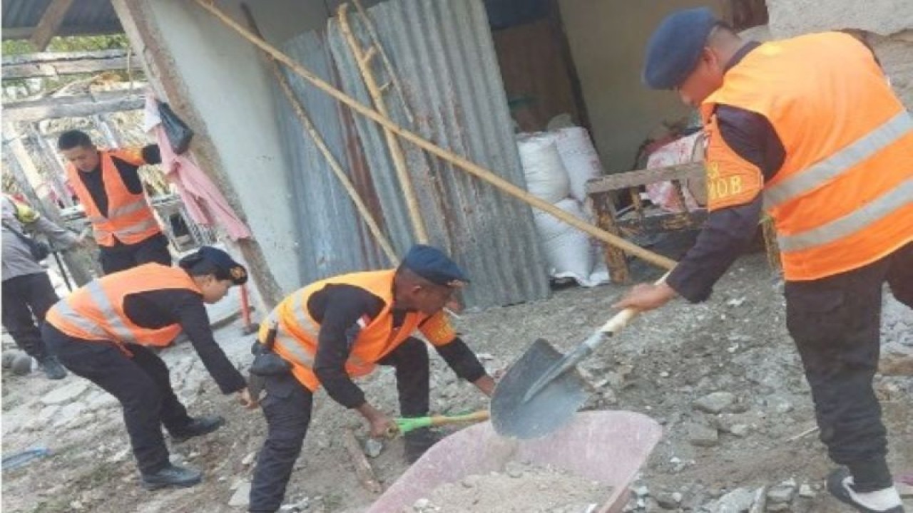 Ilustrasi: Tim Satuan Tugas SAR Brimob Polda Nusa Tenggara Timur secara bergotong royong membantu membersihkan puing-puing rumah warga korban bencana gempa bumi di Kota Kupang, Jumat. (ANTARA/HO-Humas Polda NTT)