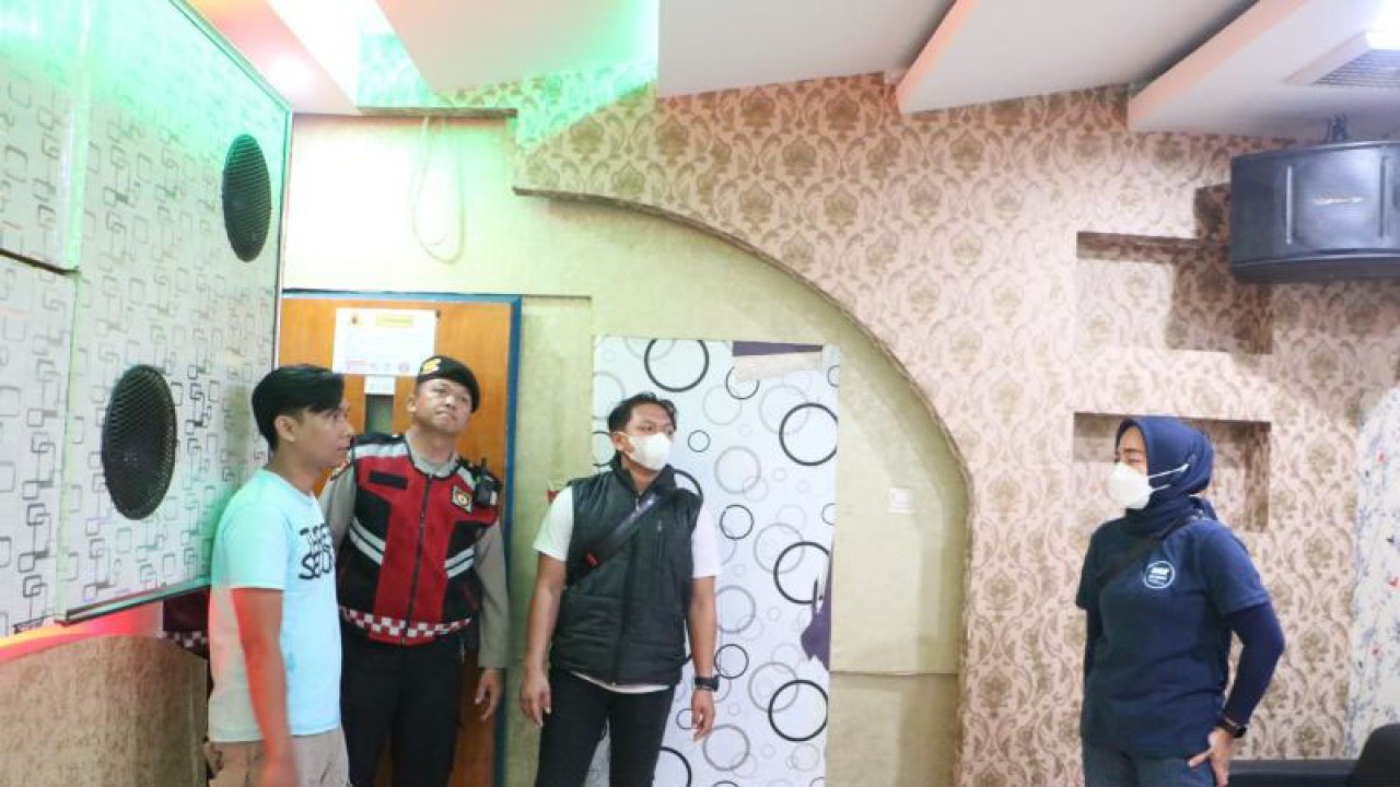 Petugas gabungan yang dipimpin BNNK Sukabumi saat melakukan razia ke salah satu THM di Palabuhanratu, Kabupaten Sukabumi, Jabar. ANTARA/HO/BNNK Sukabumi