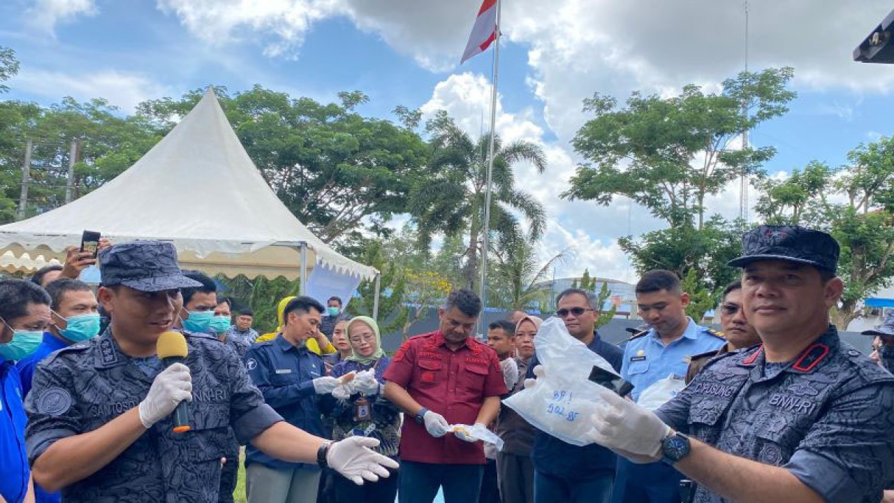 Kepala BNNP Sultra Brigjen Pol Christ Reinhard Pusung saat menunjukan barang bukti sabu-sabu sebelum dimusnahkan. (Antara/La Ode Muh Deden Saputra)