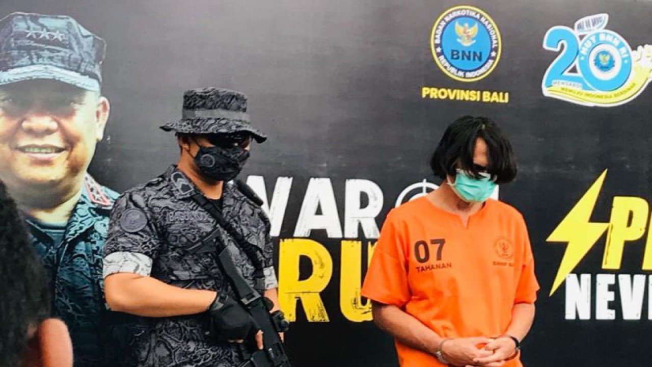 Ilustrasi petugas Badan Narkotika Nasional Provinsi Bali menunjukkan seorang tersangka pengedar narkotika di Denpasar, Bali. ANTARA/Rolandus Nampu