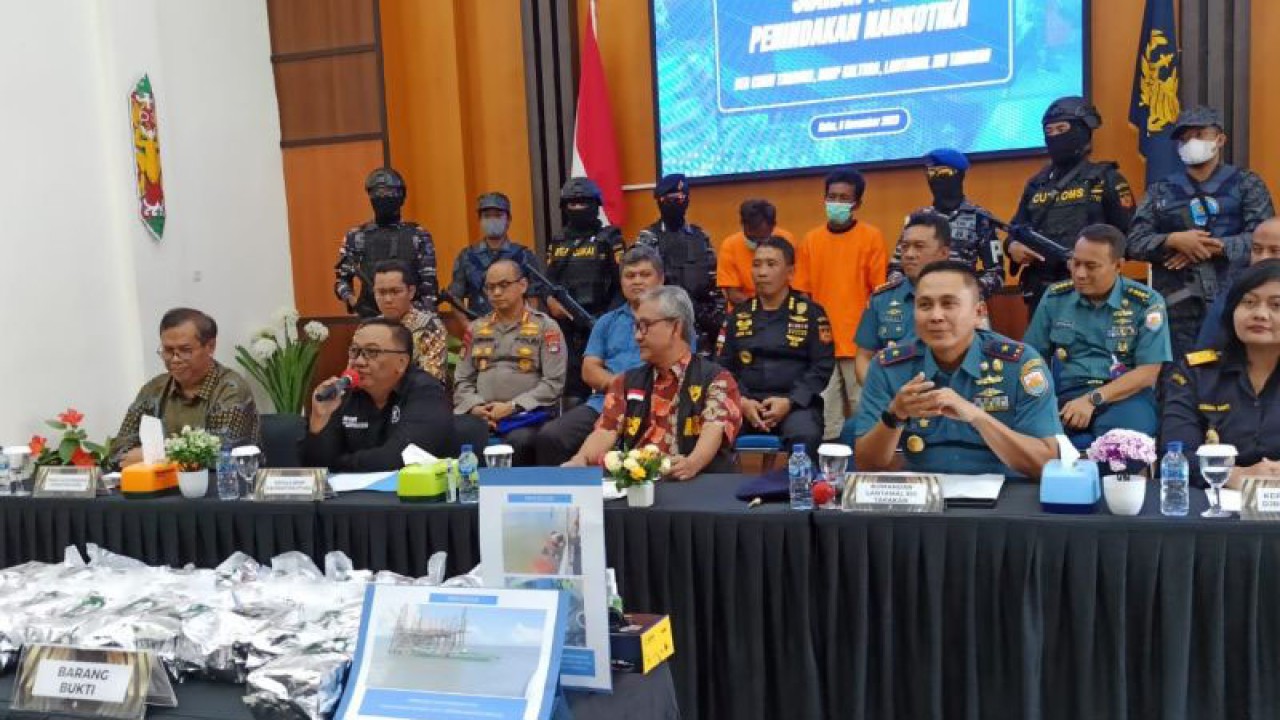 Tim gabungan dari Bea Cukai Tarakan, Badan Narkotika Nasional Provinsi (BNNP) Kalimantan Utara dan Pangkalan Utama TNI Angkatan Laut (Lantamal) XIII merilis di Tarakan, Rabu (8/11) hasil tangkapan narkotika jenis sabu sebanyak 23 kilogram dari dua warga negara Filipina di perairan Pangkalan Tias, Kabupaten Bulungan, Senin (6/11). ANTARA/Susylo Asmalyah.