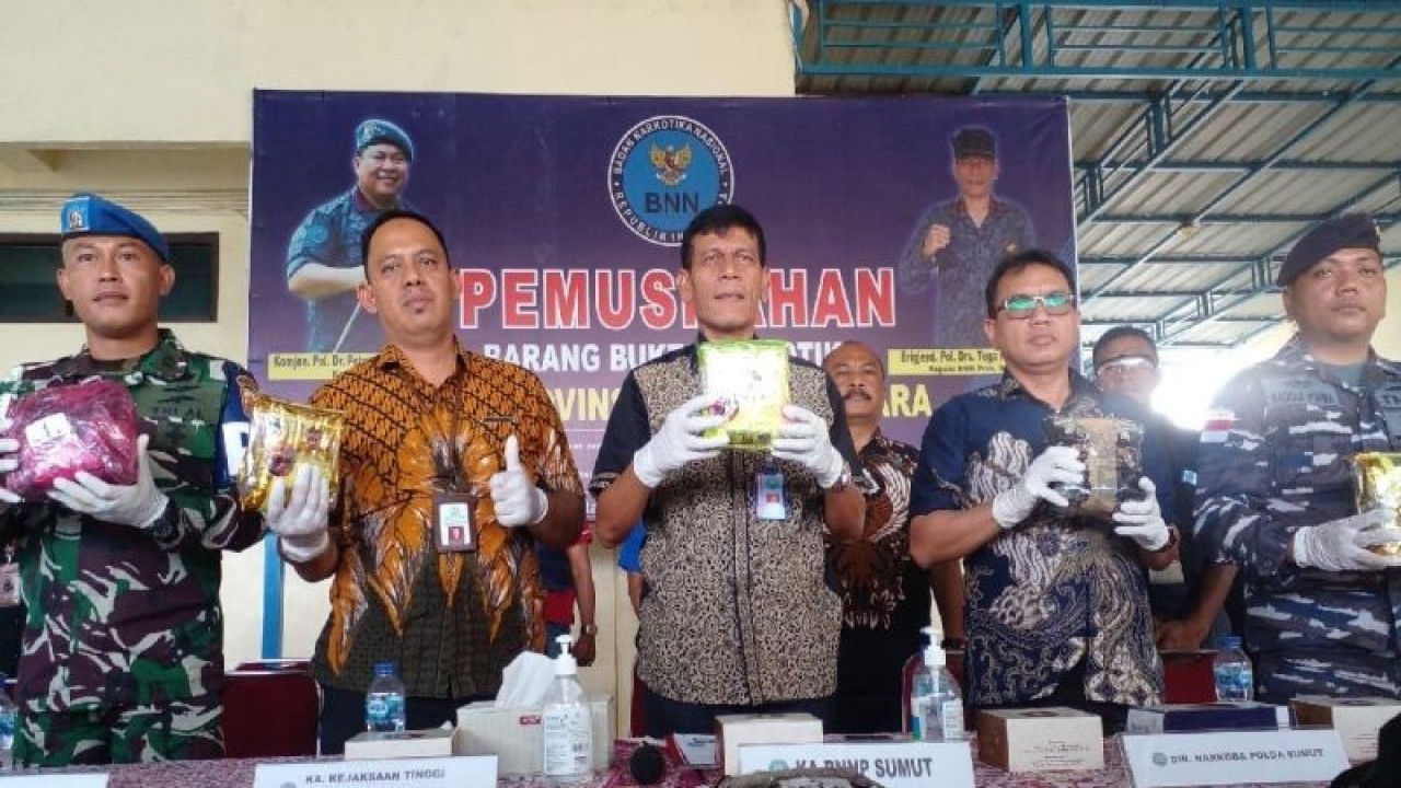Kepala BNNP Sumatera Utara Brigjen Pol. Toga H. Panjaitan (tengah) menunjukkan barang bukti narkotika jenis sabu-sabu di Kantor BNNP, Jalan Williem Iskandar Pasar V Barat, Medan Estate, Deli Serdang, Sumut, Jumat (3/11/2023). ANTARA/M. Sahbainy Nasution