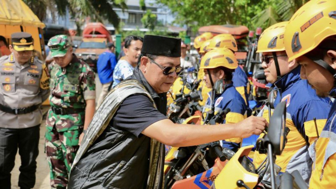 Gubernur Kalsel Sahbirin Noor meresmikan secara simbolis bantuan dari BNPB yakni sepeda motor trail untuk operasional penanggulangan bencana alam, di Martapura, Kabupaten Banjar, Kalimantan Selatan, Senin (27/11/2023). (ANTARA/Tumpal Andani Aritonang)