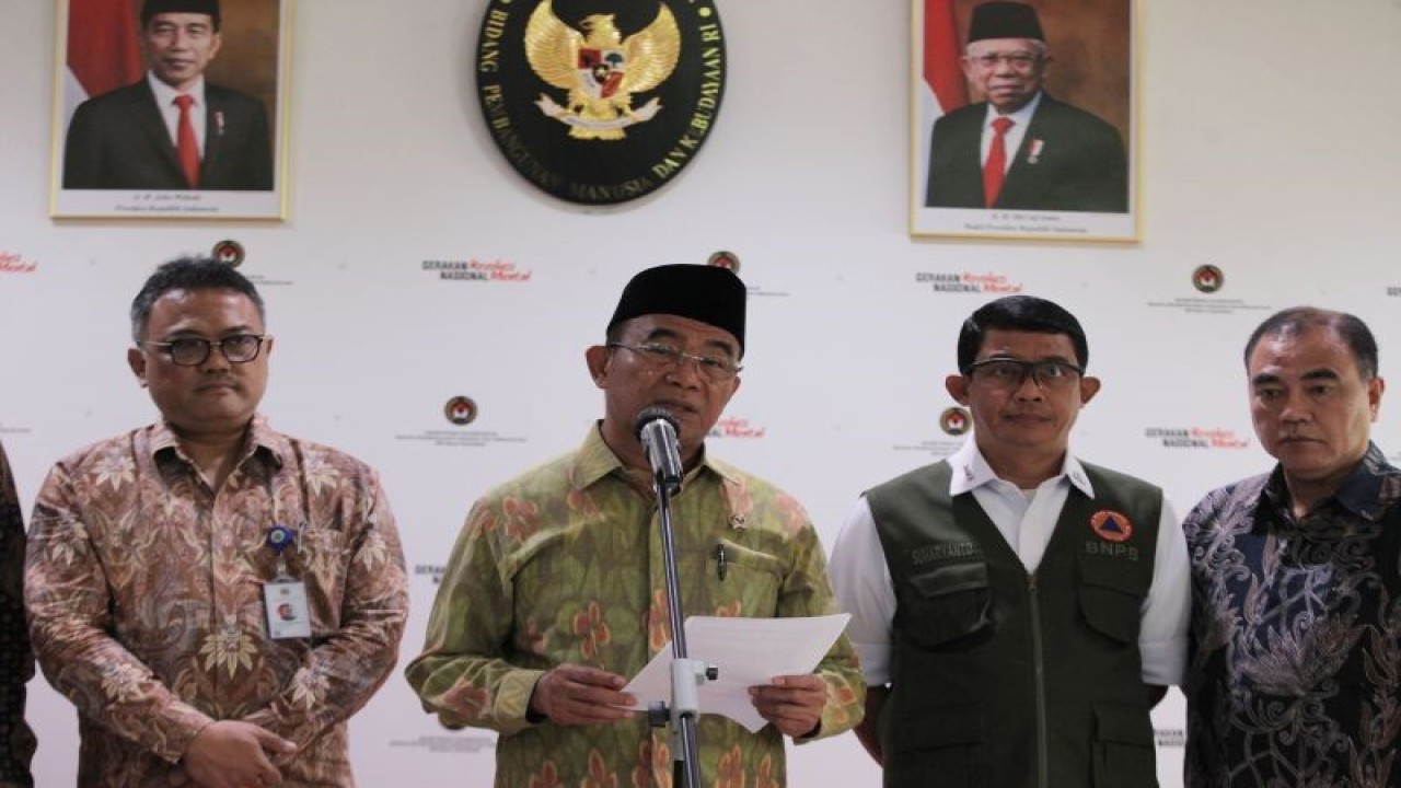 Menko bidang Pembangunan Manusia dan Kebudayaan (PMK) Muhadjir Effendy (kedua kiri) didampingi Kepala Badan Nasional Penanggulangan Bencana (BNPB) Letjen TNI Suharyanto (kedua kanan), Direktur Asia Selatan dan Tengah Kemenlu Y.Jatmiko Heru Prasetyo (kiri), Dirjen Peternakan dan Kesehatan Hewan Kementan Nasrullah (kanan) memberikan keterangan kepada wartawan usai rapat koordinasi tingkat menteri di Kemenko PMK, Jakarta, Selasa (21/11/2023). Rapat tersebut membahas tentang rencana pengiriman bantuan kemanusiaan gempa bumi di Afganistan, perubahan standar biaya bantuan rumah rusak pascabencana dan penanganan rabies di Timor Tengah Selatan. ANTARA FOTO/Reno Esnir/nym.
