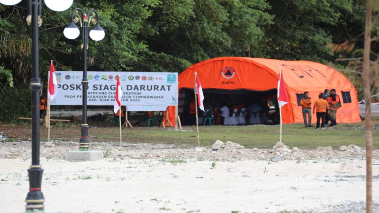 Pendirian posko siaga bencana BNPB guna mendukung penuh perhelatan nasional Sail Teluk Cenderawasih (STC) 2023 yang dilaksanakan di Kabupaten Biak Numfor, Papua, Rabu (23/11/2023). (ANTARA/HO-BNPB).