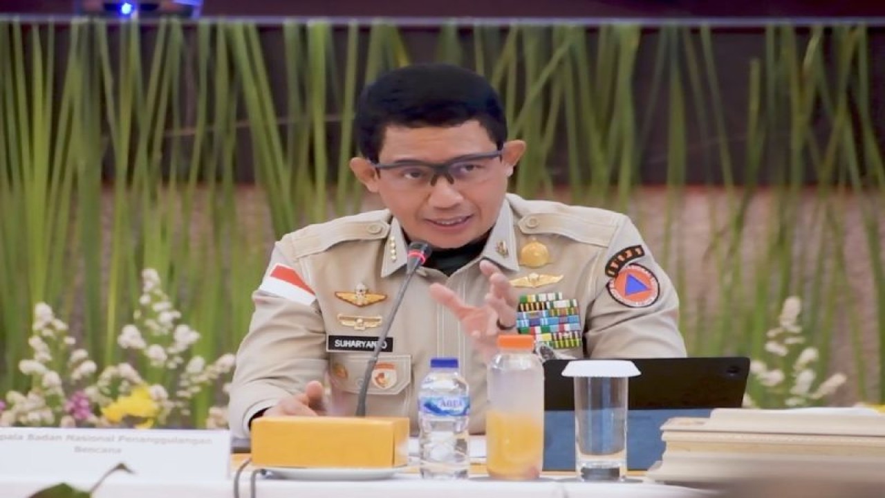 Kepala BNPB Letjen TNI Suharyanto saat menghadiri Rapat Koordinasi Tingkat Menteri membahas Persiapan Penyelenggaraan Sail Teluk Cendrawasih Tahun 2023 di Kantor Kementerian Investasi, Jakarta, Rabu (11/8/2023).  ANTARA/HO-BNPB