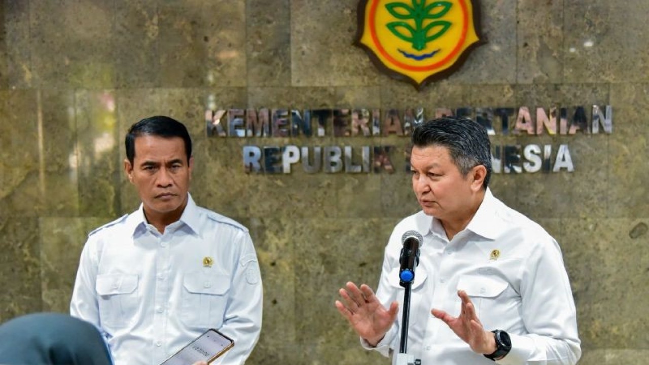 Kepala BNPT RI Komjen Pol. Mohammed Rycko Amelza Dahniel (kanan) dan Menteri Pertanian Andi Amran Sulaiman (kiri) di Kantor Pusat Kementerian Pertanian, Jakarta, Rabu (15/11/2023). ANTARA/HO-BNPT RI