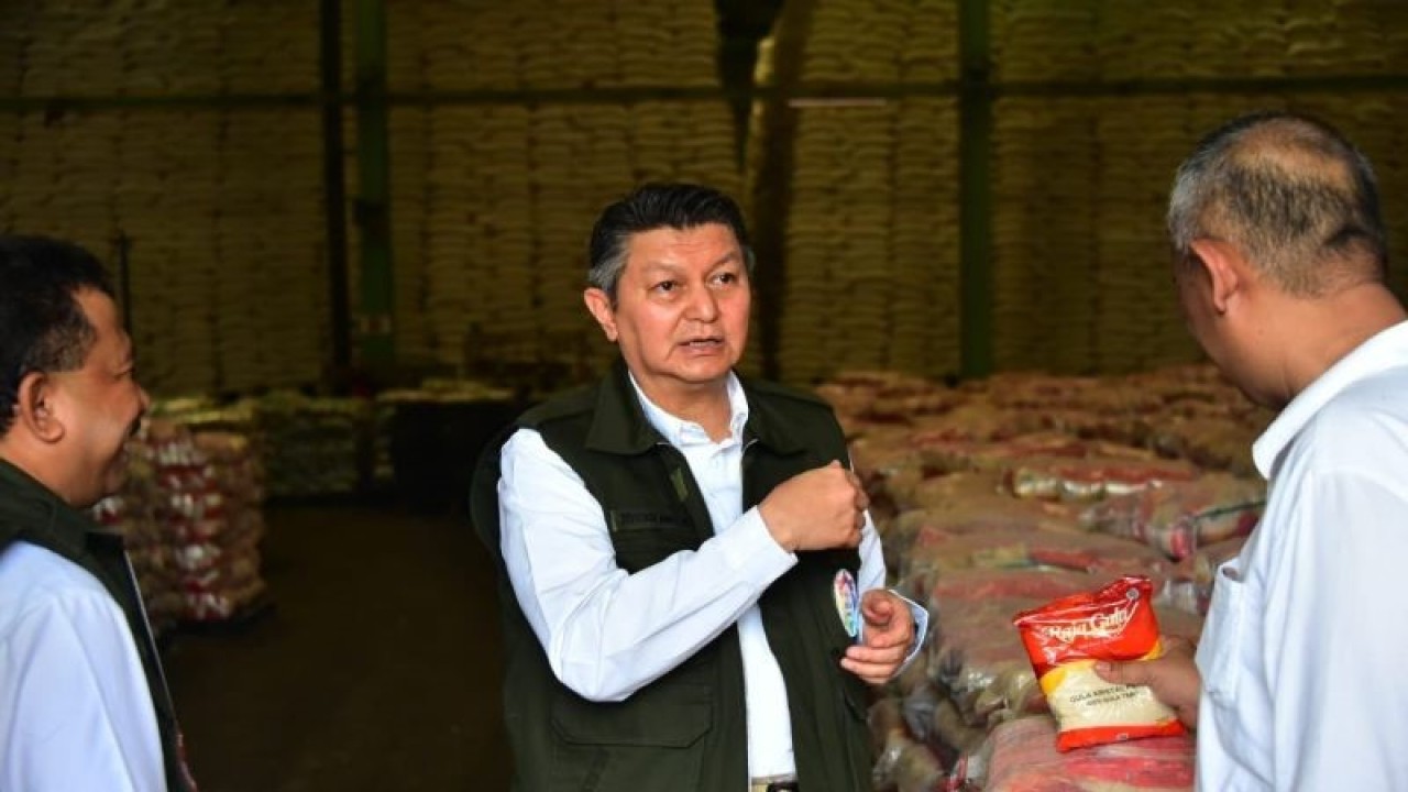 Kepala BNPT Komjen Pol. Rycko Amelza Dahniel (tengah) saat mengunjungi PT PG Rajawali II di Kabupaten Majalengka, Jawa Barat, Minggu (12/11/2023). (ANTARA/HO-BNPT RI)