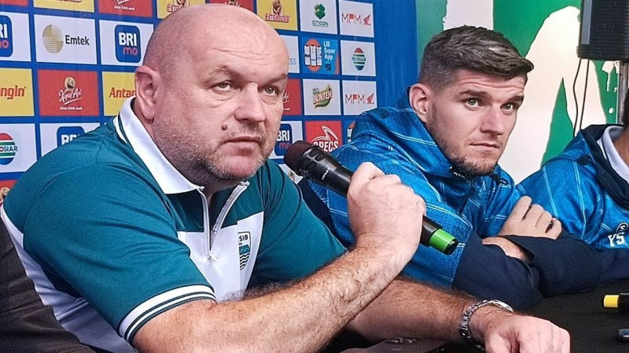 Pelatih Persib Bandung Bojan Hodak (kiri) bersama pemainnya Nick Kuipers (kanan) saat konferensi pers di Surabaya, Jumat (6/10/2023). (ANTARA/Naufal Ammar Imaduddin)