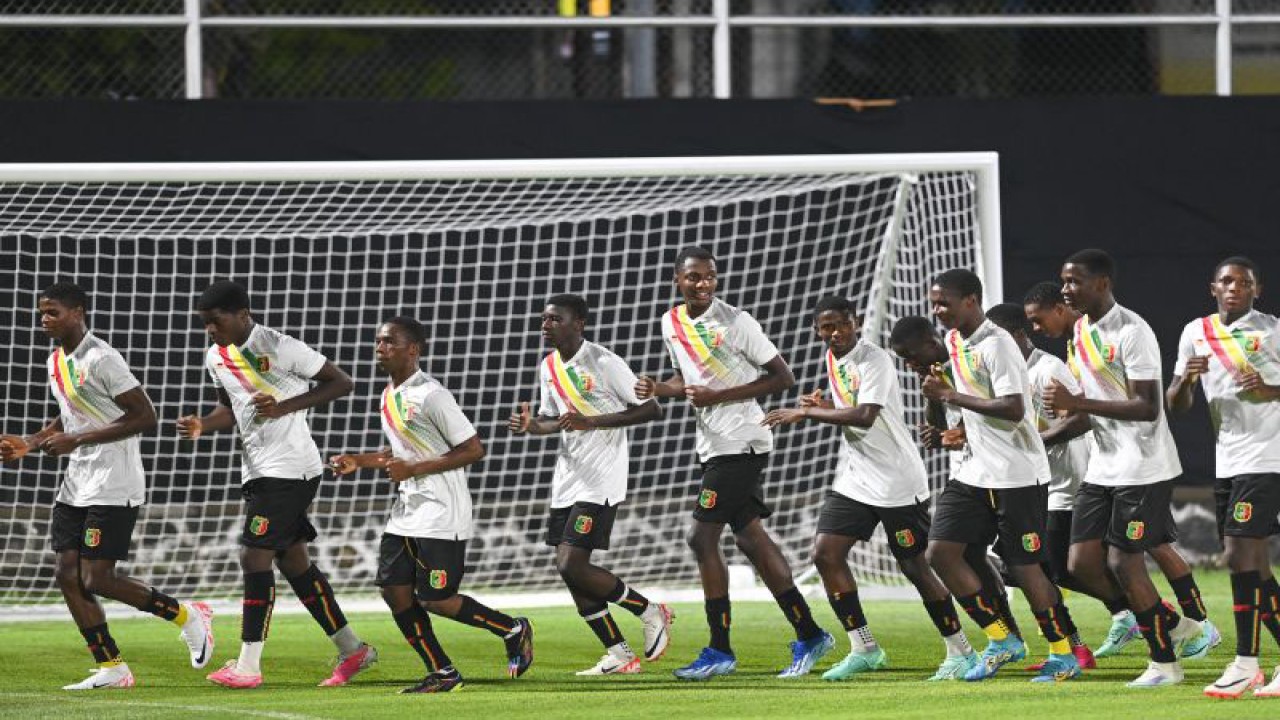 Pesepak bola Timnas Mali U-17 mengikuti latihan resmi jelang pertandingan babak perempat final Piala Dunia U-17 2023 di Lapangan Blulukan, Kranganyar, Jawa Tengah, Jumat (24/11/2023). Timnas Mali U-17 akan bertanding melawan Timnas Maroko U-17 pada pertandingan perempat final Stadion Manahan Solo. ANTARA FOTO/Mohammad Ayudha/rwa. (ANTARA FOTO/MOHAMMAD AYUDHA)