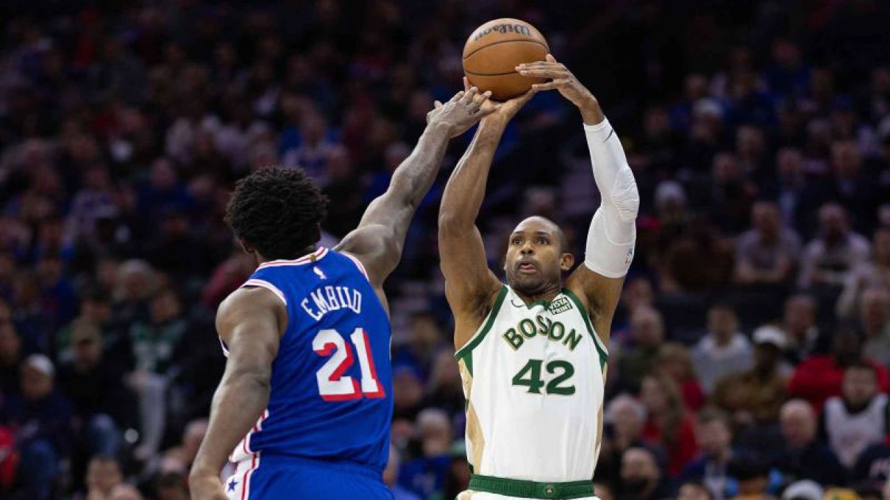Pebasket Boston Celtics Al Horford (42) melempar bola melewati pebasket Philadelphia 76ers Joel Embiid (21) dalam pertandingan bola basket NBA di Wells Fargo Center, Philadelphia, Pennsylvania, Amerika Serikat, Kamis (16/11/2023). Boston Celtics berhasil mengalahkan tuan rumah Philadelphia 76ers​​​​​​​ dengan skor 117-107. ANTARA FOTO/USA TODAY Sports via Reuters/Bill Streicher/nym.