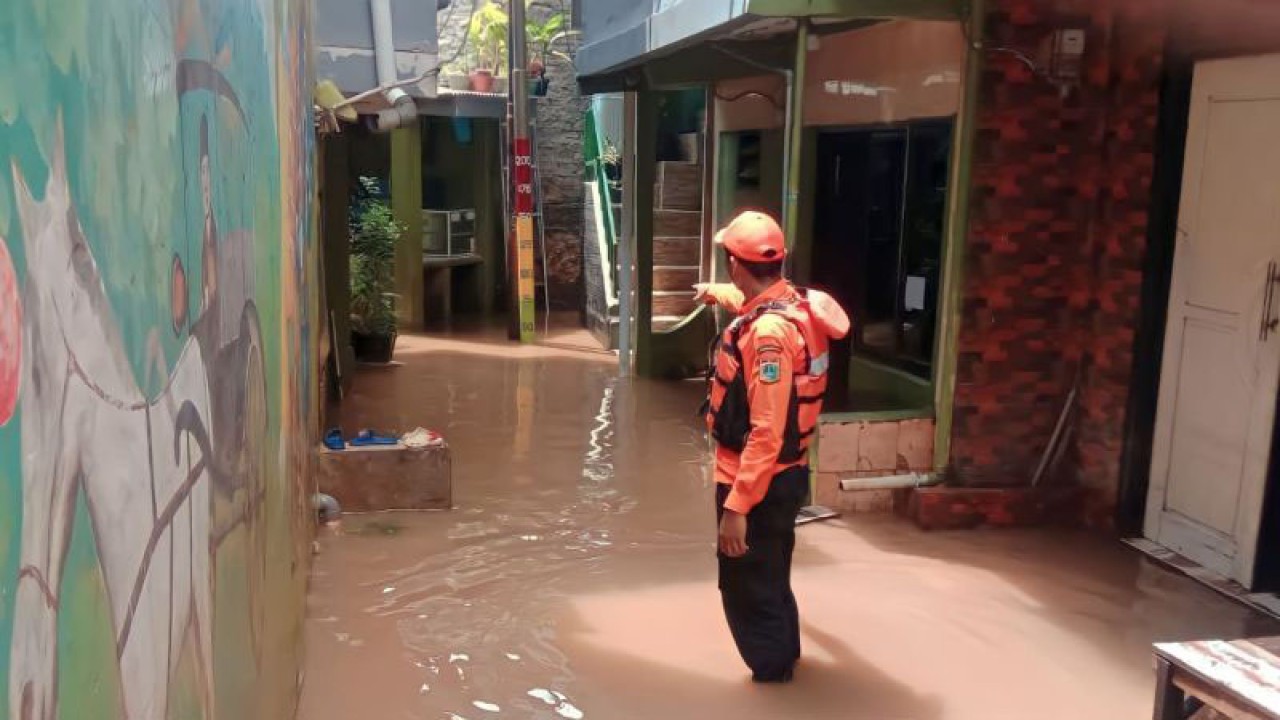 Petugas Badan Penanggulangan Bencana Daerah (BPBD) DKI Jakarta tengah melihat kondisi permukiman warga yang terendam banjir di Kebon Pala, Kelurahan Kampung Melayu, Kecamatan Jatinegara, Jakarta Timur, Rabu (15/11/2023). ANTARA/HO-BPBD DKI Jakarta