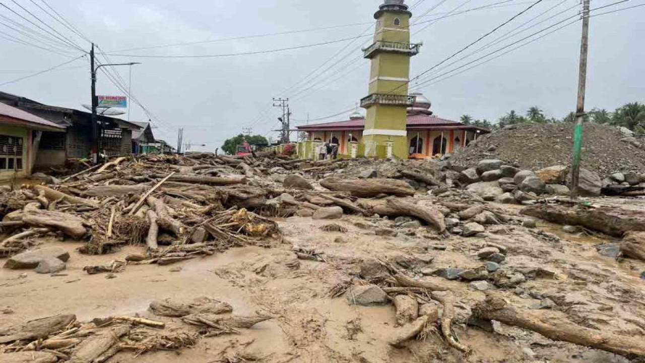 Material banjir bandang menutupi badan jalan di Ladang Rimba, Kecamatan Trumon Tengah, Kabupaten Aceh Selatan, Rabu (22/11/2023). ANTARA/HO-Dok BPDB Kabupaten Aceh Selatan