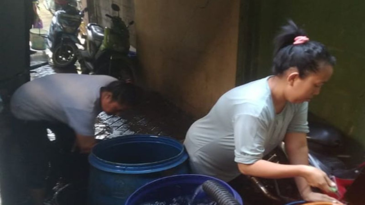 Warga mengambil air bersih bantuan dari Badan Penanggulangan Bencana Daerah (BPBD) Provinsi DKI Jakarta di Jakarta, Selasa (21/10/2023). ANTARA/HO-BPBD DKI