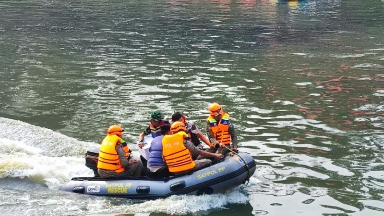 Petugas dari Badan Penanggulangan Bencana Daerah (BPBD) DKI Jakarta bersama TNI dan Polri tengah melakukan simulasi pengamanan pendistribusian kotak suara Pemilu saat terjadinya banjir di sela-sela kegiatan Apel dan Gladi Kesiapsiagaan dalam menghadapi musim hujan di Pintu Air Malaka Sari, Kanal Banjir Timur (KBT), Duren Sawit, Jakarta Timur, Jumat (24/11/2023). ANTARA/Syaiful Hakim