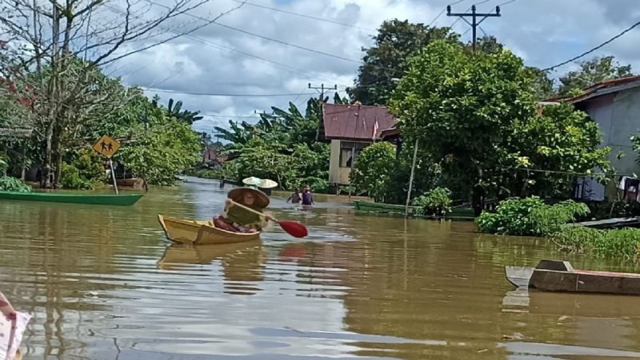 Kondisi banjir di Teluk Barak, Kecamatan Putussibau Selatan yang merendam akses jalan. Banjir juga merendam sejumlah dataran rendah lainnya di wilayah Kabupaten Kapuas Hulu, Kalimantan Barat, Selasa (28/11/2023). (ANTARA/Teofilusianto Timotius)