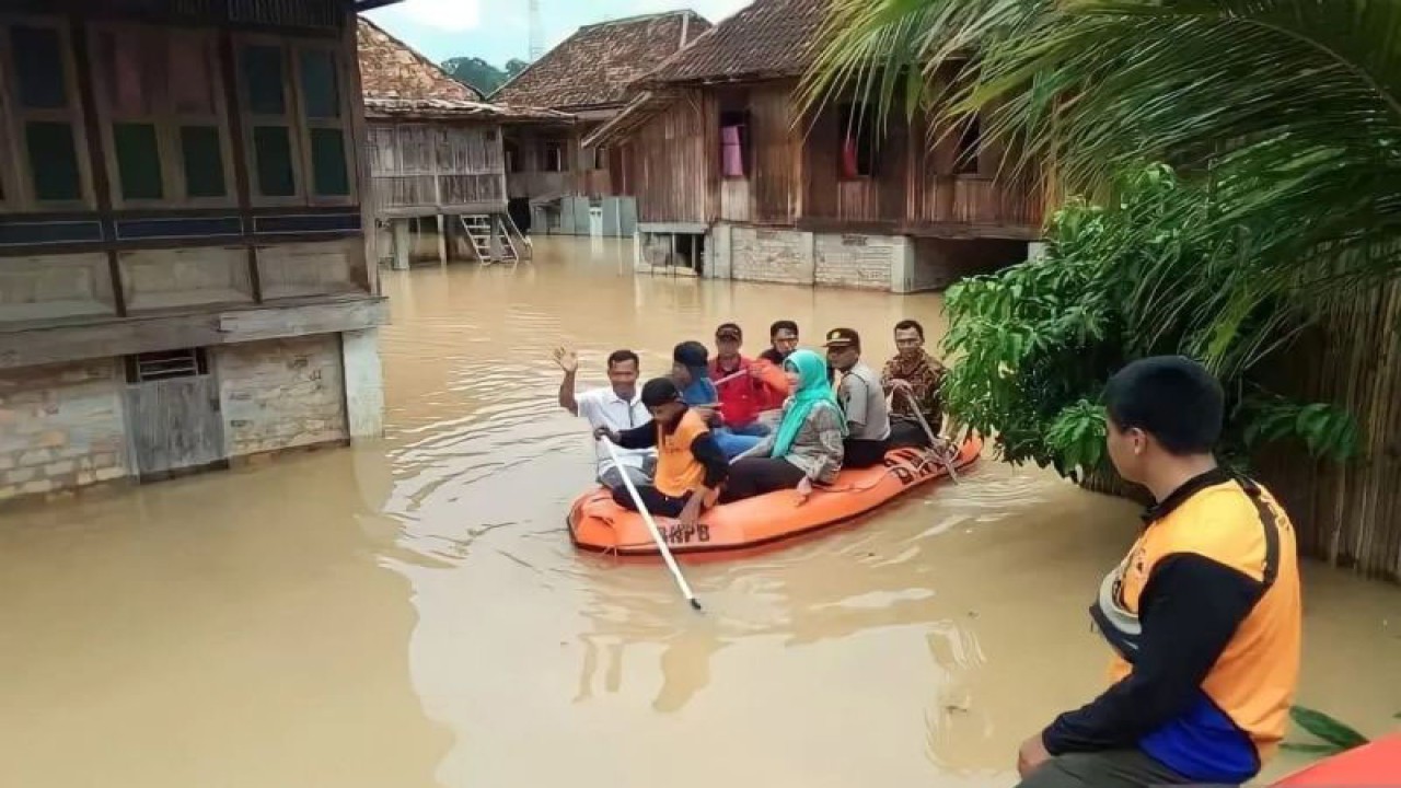 BPBD OKU mengevakuasi korban banjir. (ANTARA/Edo Purmana/23)