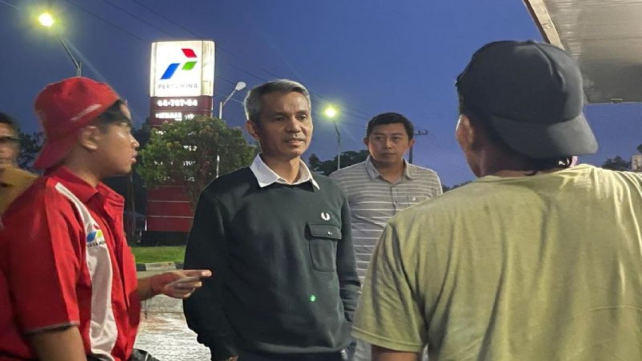 Anggota Komite BPH Migas Yapit Sapta Putra (tiga dari kanan) saat melakukan pengawasan lapangan penyaluran BBM subsidi di salah satu SPBU di Kabupaten Banjar, Kalimantan Selatan, Kamis (23/11/2023). ANTARA/HO-Humas BPH Migas