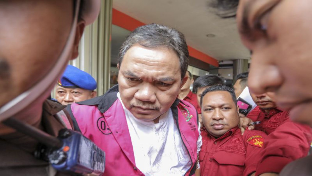 Anggota III Badan Pemeriksa Keuangan Republik Indonesia (BPK RI) Achsanul Qosasi (tengah) berjalan menuju mobil tahanan usai ditetapkan tersangka di Kejaksaan Agung, Jakarta, Jumat (3/11/2023). Achsanul Qosasi ditahan Kejagung setelah ditetapkan menjadi tersangka kasus dugaan korupsi proyek menara base transceiver station (BTS) 4G di Kementerian Komunikasi dan Informatika (Kemenkominfo) dengan dugaan menerima aliran dana sebesar Rp40 miliar. ANTARA FOTO/Raqilla/gp/rwa.