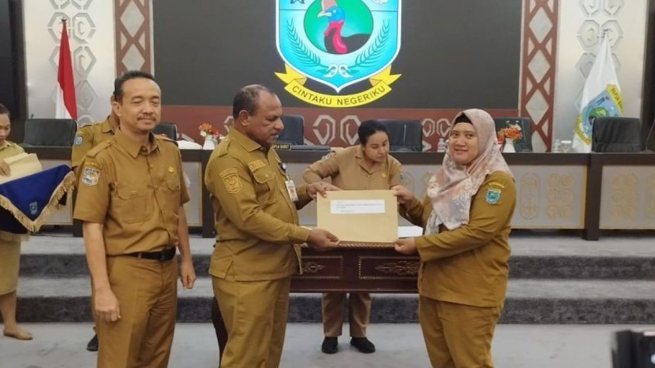 Pelaksanaan Tugas Sekretaris Daerah Provinsi Papua Barat Yacob S Fonataba menyerahkan dokumen anggaran kepada OPD di Manokwari, Selasa. (ANTARA/Fransiskus Salu Weking)