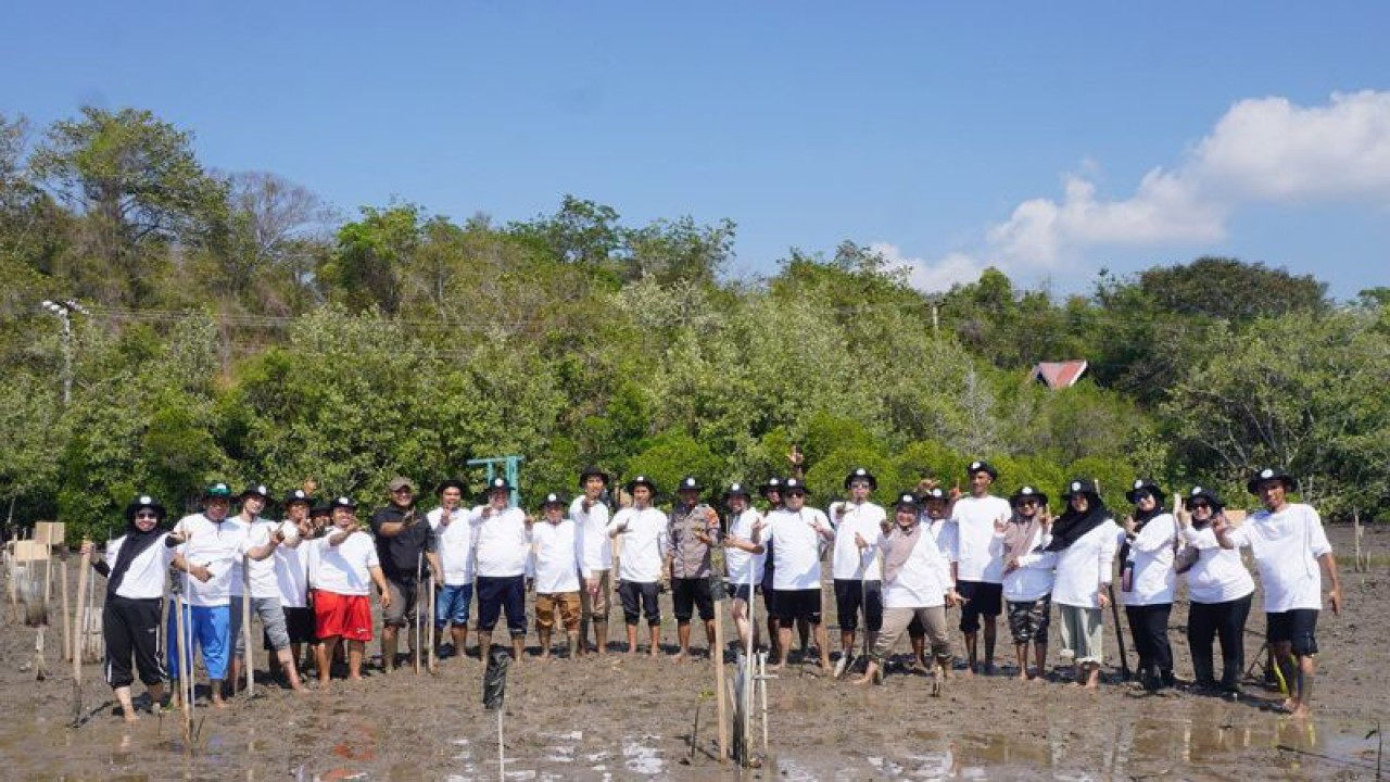Kepala BPOM Gorontalo Stepanus Simon Sesa bersama Balai Konservasi Sumber Daya Alam Sulawesi Utara, Seksi Konservasi Wilayah II Gorontalo BKSDA Sulut, BPDASHL Tondano, Resort Cagar Alam Panua dan pemangku kebijakan lainnya pada penanaman bakau di cagar alam Panua, Kecamatan Paguat, Kabupaten Pohuwato, Gorontalo. ANTARA/HO-BPOM Gorontalo