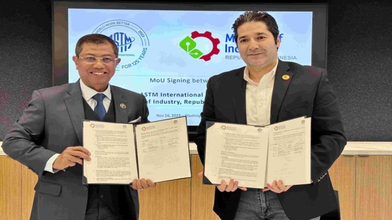 Kepala Badan Pengembangan Sumber Daya Manusia Industri (BPSDMI) Kementerian Perindustrian Masrokhan (kiri) dan Wakil Presiden Divisi Global Advanced Manufacturing Program ASTM Mohsen Seifi (kanan) berfoto bersama seusai penandatanganan MoU tentang Pengembangan SDM Industri dan Transformasi Industri 4.0. (ANTARA/HO-Kementerian Perindustrian)
