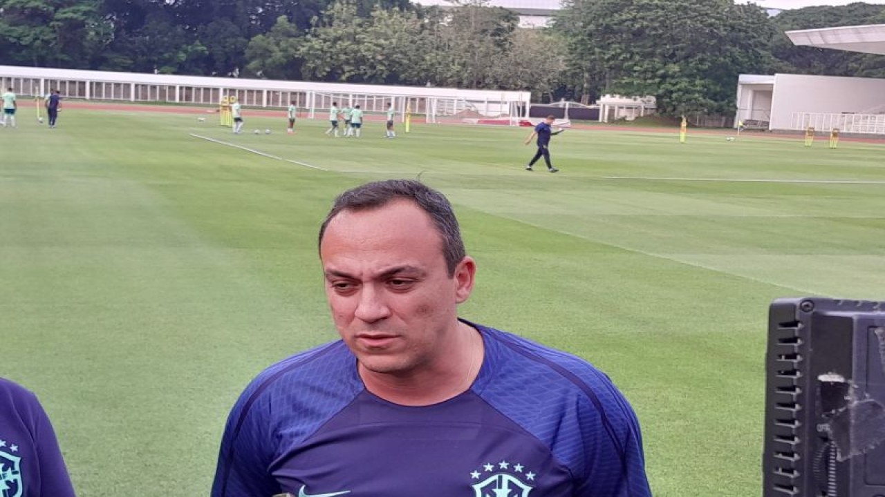 Pelatih tim nasional Brasil U-17 Phelipe Leal saat memimpin sesi latihan tim jelang pertandingan menghadapi timnas Kaledonia Baru U-17 di Stadion Madya, Jakarta, Senin (13/11/2023) (ANTARA/FAJAR SATRIYO)