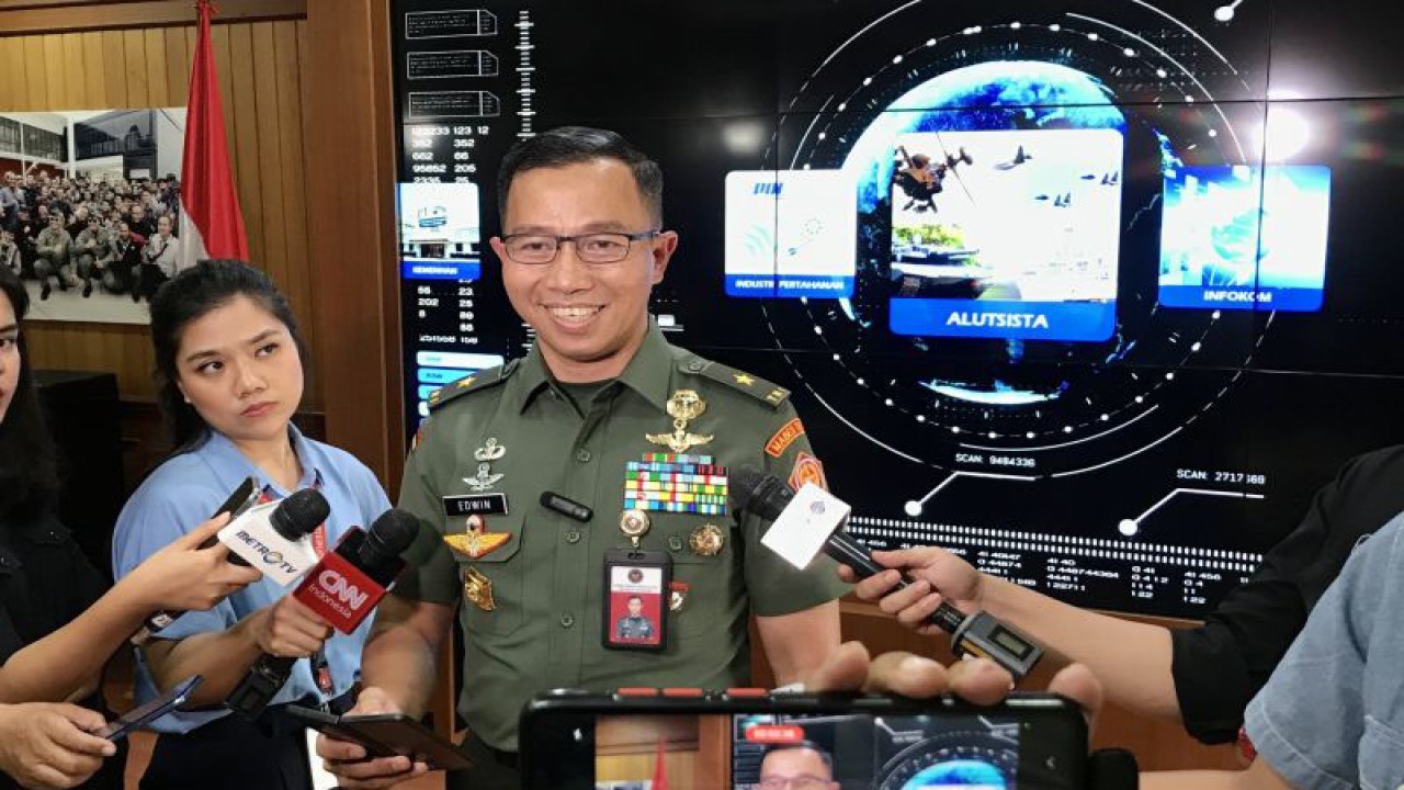 Kepala Biro Hubungan Masyarakat Sekretariat Jenderal Kementerian Pertahanan RI Brigjen TNI Edwin Adrian Sumantha menjawab pertanyaan wartawan saat dia ditemui di Kantor Kementerian Pertahanan RI, Jakarta, Kamis (2/11/2023). ANTARA/Genta Tenri Mawangi.