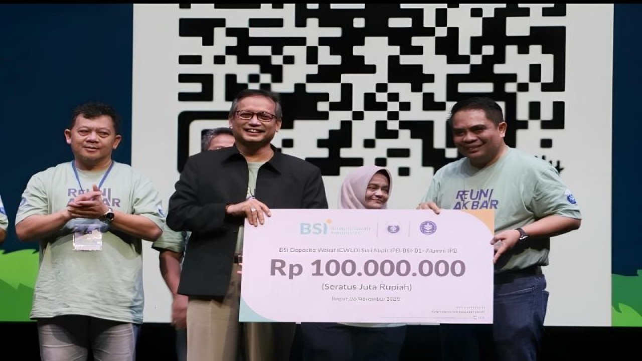 PT Bank Syariah Indonesia Tbk (BSI) meluncurkan BSI Deposito Wakaf yang dilakukan oleh Direktur Sales & Distribution BSI Anton Sukarna (kanan) kepada Kepala Badan Pengelola Bisnis, Investasi dan Wakaf IPB Naufal Mahfudz (kiri) (27/11/2023). (ANTARA/HO-BSI/pri)