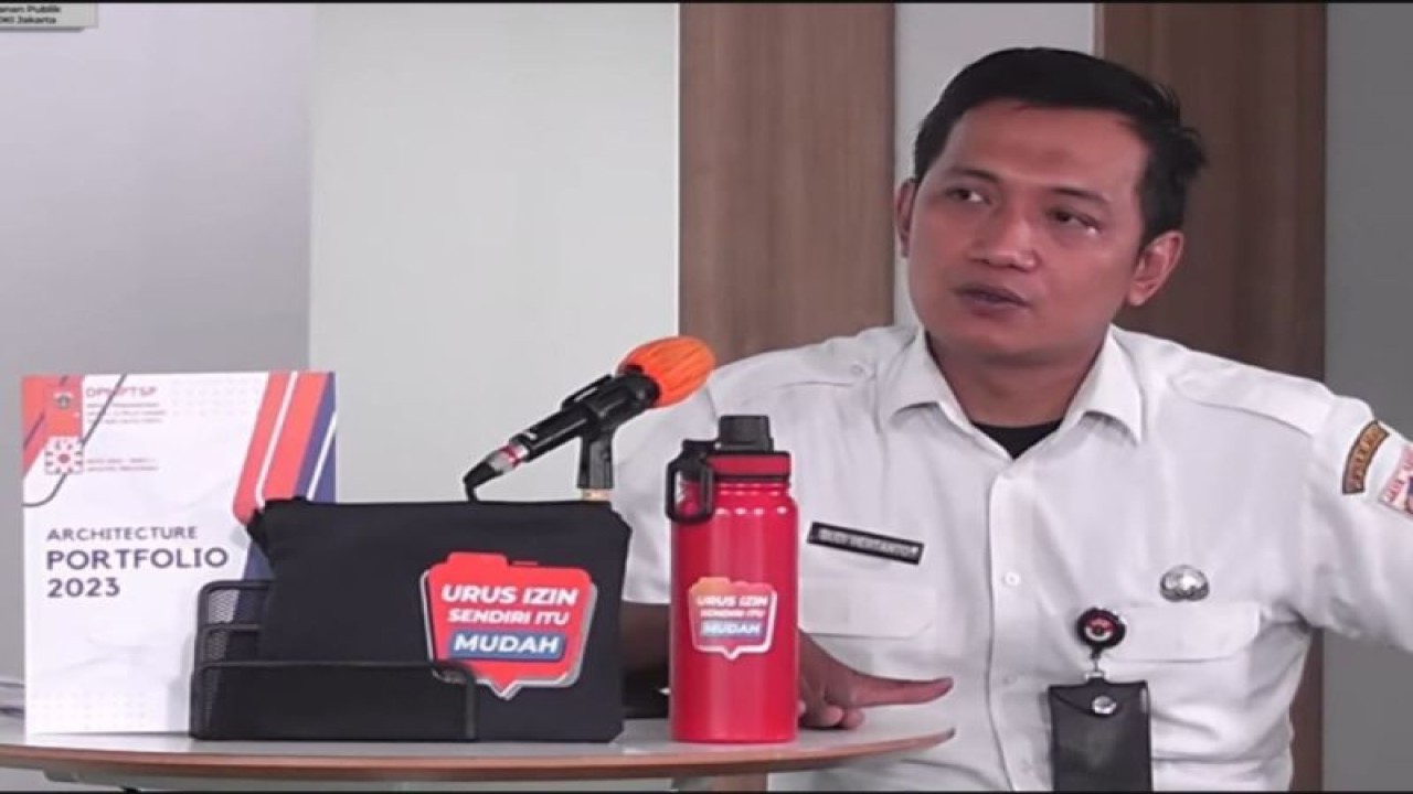 Tangkapan Layar - Ketua Sub Kelompok Pelaksanaan Bidang Bangunan Gedung Dinas Cipta Karya, Tata Ruang, dan Pertanahan DKI Jakarta Budi Hertanto dalam acara webinar berjudul Rabu Belajar Episode 119: Proses Persetujuan Bangunan Gedung di DKI Jakarta yang ditayangkan di kanal YouTube resmi Pemerintah Provinsi DKI Jakarta, Rabu (15/11/2023). (ANTARA/HO-Youtube Pemprov DKI Jakarta)